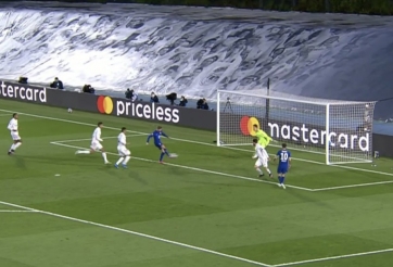 Timo Werner 'chân gỗ' khó tin ở cự ly 5 mét