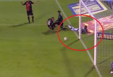 VIDEO: Bàn thắng 'rùa' nhất thế giới, ngã sấp mặt nhưng vẫn có siêu phẩm