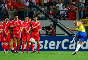 VIDEO: Roberto Carlos đá phạt như tên lửa xé lưới đội tuyển châu Á