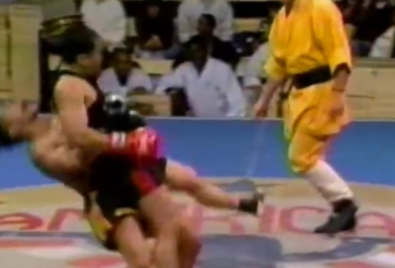 Cung Lê quật ngã đối thủ 10 lần, thắng mãn nhãn trước võ sĩ Muay Thai