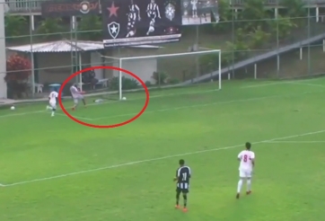 VIDEO: Thủ môn nhận bóng sút thẳng vào lưới nhà như một trò đùa