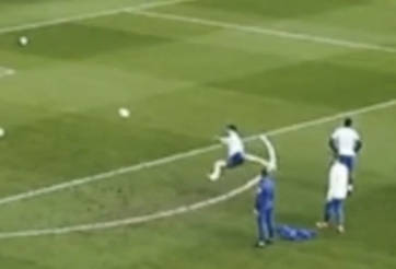 Giroud lập siêu phẩm bay người trên không trung khiến cả thế giới ngỡ ngàng