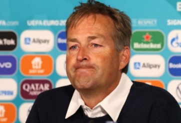 HLV Đan Mạch khóc trong phòng họp báo sau sự cố Eriksen