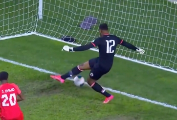 Thủ môn xử lý đi vào lòng đất, phản lưới nhà như bán độ ở VL World Cup 2022