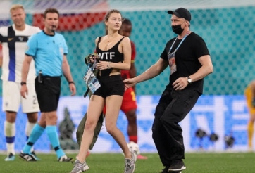 Lộ diện nữ CĐV xinh đẹp và nóng bỏng làm gián đoạn trận đấu tại Euro 2021