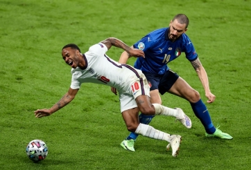 Liên tục ăn vạ, Sterling nhận mưa chỉ trích trên mạng xã hội