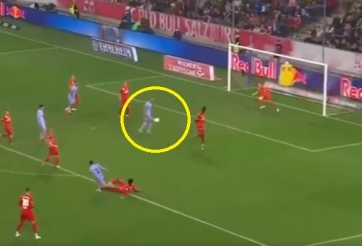 Đồng đội Messi đứng im tại chỗ để bàn thắng tự tìm đến