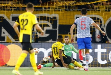 Ronaldo ghi bàn, MU để thua không tưởng trước đội bóng tí hon