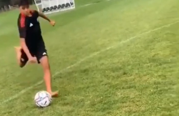 Con trai Ronaldo trình diễn kỹ năng đá phạt tại Man Utd