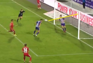 Trận đấu kỳ lạ chứng kiến 2 bàn thắng 'trên trời rơi xuống'