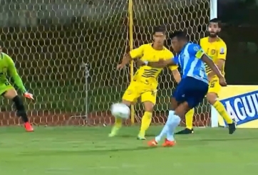 Siêu phẩm vắt chéo chân kiểu rabona 'ảo ma canada' phút bù giờ