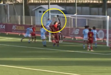 Bàn thắng vô lý nhất thế giới được thực hiện bằng tay
