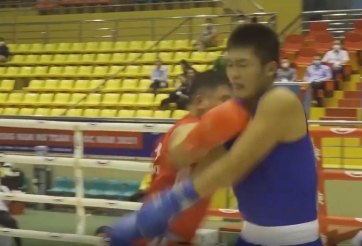 Ăn no đòn còn bị khiêu khích, võ sĩ Việt Nam cay cú dở chiêu đánh lén đối thủ