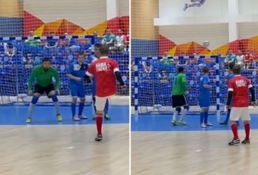 Cú đá phạt khó đoán nhất thế giới, hất bóng biến thủ môn thành 'gã hề'