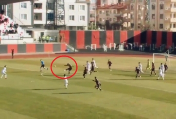 Bàn thắng 'điên rồ' nhất thế giới, sút từ khoảng cách 90 mét ghi bàn