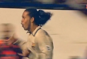 Ronaldinho 'làm xiếc' trong vòng cấm trước khi ghi bàn