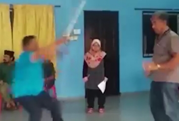 Choáng với võ sư có 'siêu năng lực', đứng im khiến đối thủ bay xa cả mét