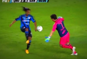 Ghi bàn kiểu 'Tôn Ngộ Không trộm đào', Ronaldinho nhận cái kết cực hài hước