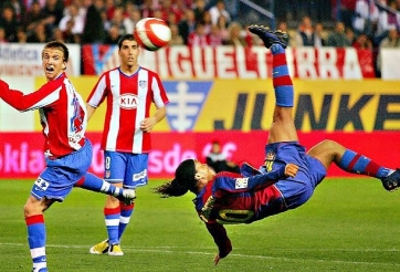 Ronaldinho dứt điểm 'xe đạp chổng ngược' tung lưới Atletico ở trận đấu đặc biệt