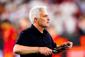 Mourinho mất kiềm chế, có hành động không đẹp với Anthony Taylor tại bãi đỗ xe