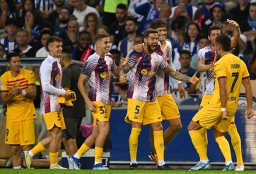 Thắng nhọc nhằn, thần đồng Barca làm nên lịch sử tại Champions League