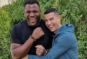 Chơi sang, Ronaldo tặng quà xịn cho 'em trai' trước ngày thượng đài