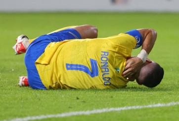 CĐV Al Nassr phát sốt vì Ronaldo đổ gục xuống sân tại Cúp C1 châu Á