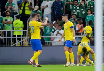 CĐV ném 'mưa chai lọ' vào Ronaldo, nhưng đồng đội Otavio ăn đạn