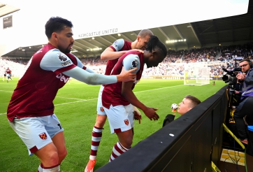 Cậu bé nhặt bóng ngăn cản Mohammed Kudus ăn mừng bàn thắng