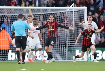 CĐV phẫn nộ khi VAR mang lại 1 điểm cho Man United