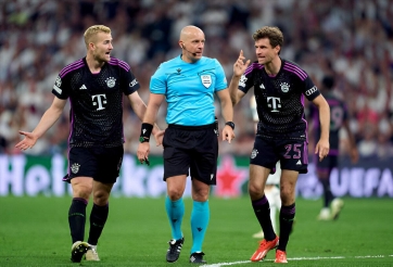 Trọng tài xin lỗi De Ligt khi cắt tình huống nguy hiểm của Bayern