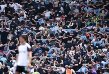 CĐV Tottenham vui mừng như trẩy hội khi thua Man City