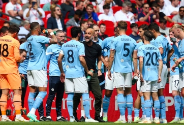 Huyền thoại từng ăn 3 cho rằng nói Man City hay nhất lịch sử là thiếu tôn trọng MU