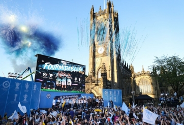 CHÙM ẢNH: Dàn sao Man City ăn mừng cực sung trong lễ diễu hành