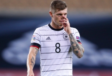 Toni Kroos bị cầu thủ kém 13 tuổi xoay như 'chong chóng'
