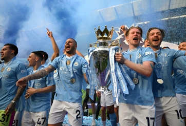 Pep Guardiola và dàn sao Man City nâng cao cúp vô địch thứ 4 liên tiếp