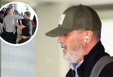 Roy Keane thúc cùi chỏ vào mặt fan Arsenal