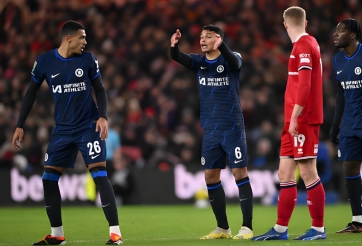 Chelsea thua tức tưởi, cầu thủ phải chạy đến xin lỗi khán giả gấp