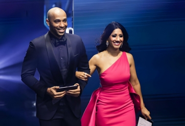 Trao giải cho Messi, Thierry Henry tiện 'troll' bạn dẫn xinh đẹp