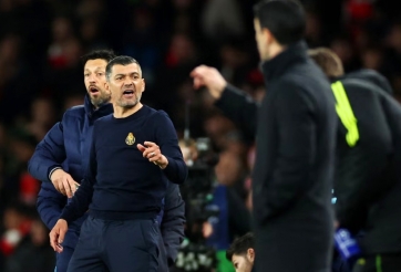 HLV Champions League bị cáo buộc đánh trọng tài và cảnh sát