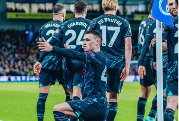 Hàng công thăng hoa, Man City đè bẹp Brighton áp sát ngôi đầu NHA