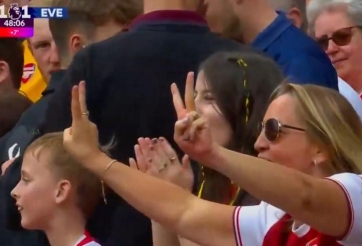 Fan Arsenal cười sung sướng vì ngỡ Man City bị gỡ hòa