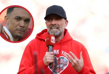 Jurgen Klopp hát chào tân HLV Slot, những giọt nước mắt ngày chia tay