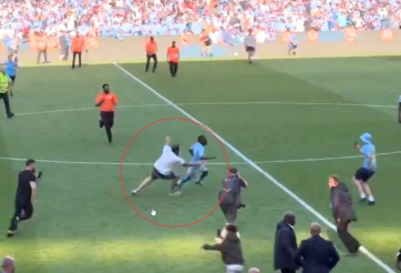 Doku và các đồng đội chạy 'té khói' trong ngày Man City vô địch NHA