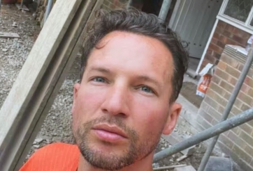 Cựu sao MU từng vô địch Ngoại hạng Anh sang làm thợ xây