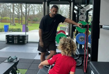 Con trai Rio Ferdinand đòi làm fan đội khác sau trận thua của MU