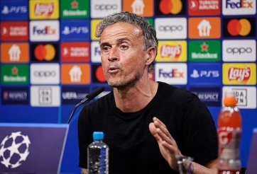 Hết say xỉn, Carragher lại bị Enrique từ chối phỏng vấn vì trang phục ‘khó ưa’