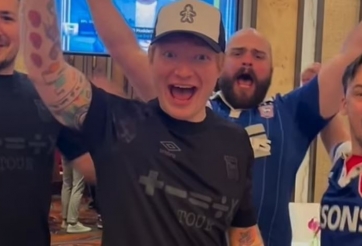 Ed Sheeran ăn mừng Ipswich thăng hạng Premier League