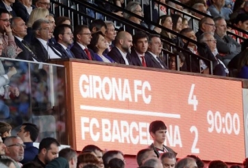 Chủ tịch Laporta nổi giận khi Barca tự tay dâng cúp cho Real