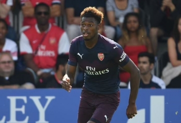 Cựu sao Arsenal nhập viện khẩn cấp khi bất tỉnh 10 phút trên sân